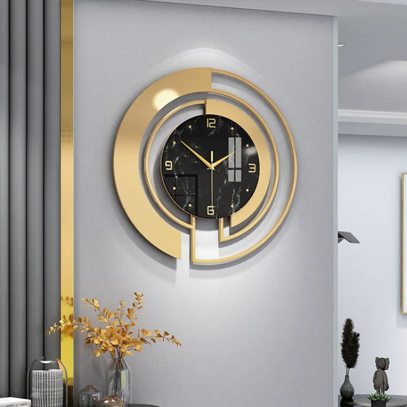 Reloj de pared dorado