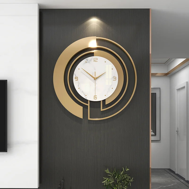 Reloj de pared dorado