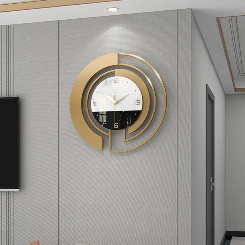 Reloj de pared dorado