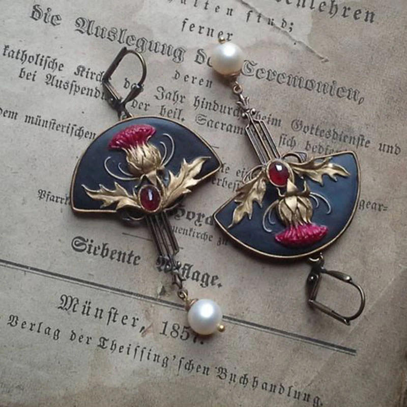 Boucles d’Oreilles Vintage Ornées d’un Cristal Rouge et de Perles
